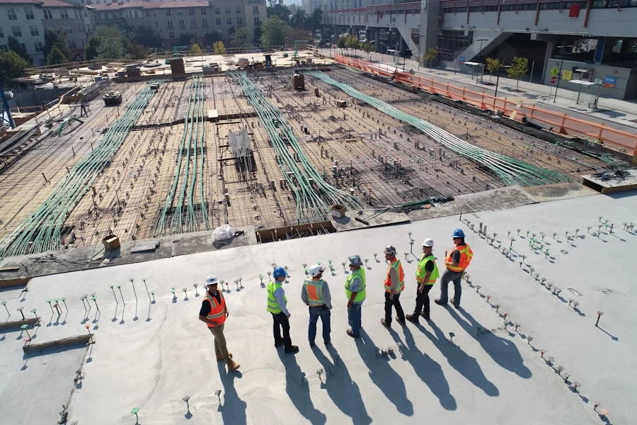 Pogled iz zraka na gradbišče z ekipo na plošči